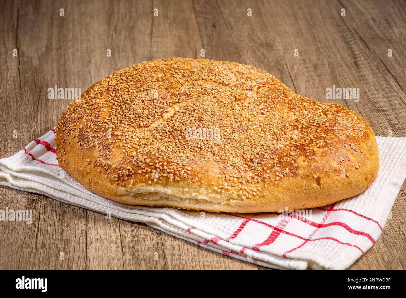 Traditionelles griechisches Brot ( lagana ), gebacken für sauberen Montag Stockfoto