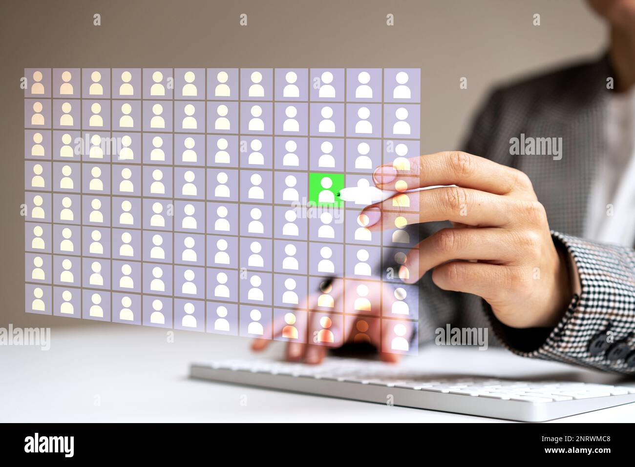 Personalsachbearbeiter, der mit einer digitalen Datenbank arbeitet, in der Mitarbeiter mit hohem Potenzial markiert werden. Stockfoto