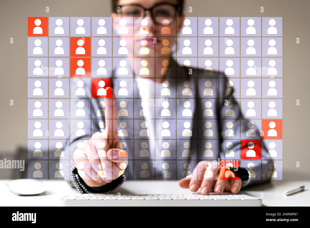 Infografik: Personalmanagement: Personalabteilungen bei der Auswahl von Mitarbeitern zur Entlassung auf einem virtuellen Bildschirm. Stockfoto