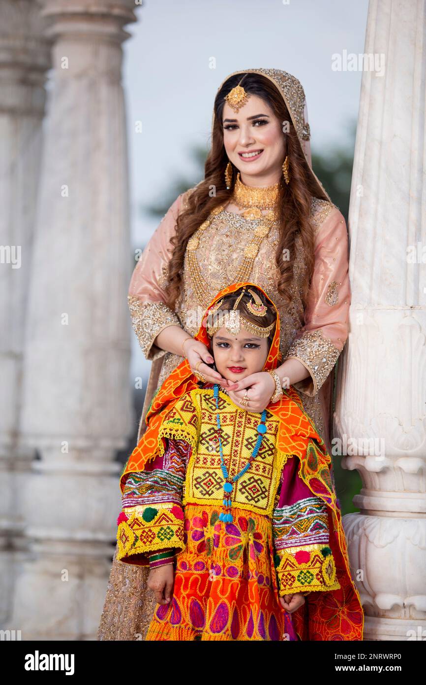 Indische Braut in traditioneller Hochzeitskleidung Stockfoto