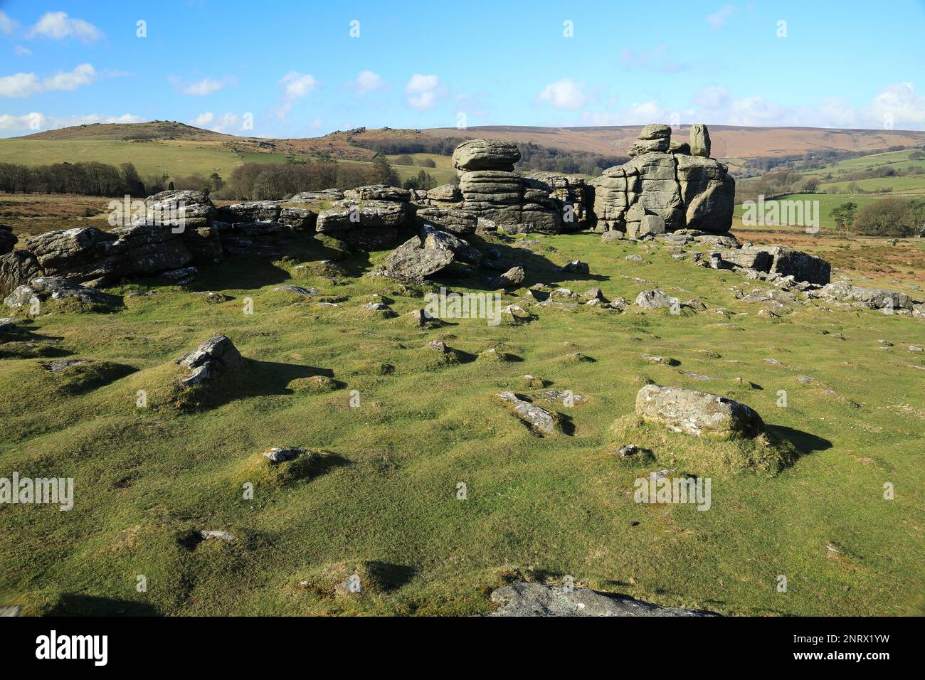Frühlingsblick vom Hound Tor in Richtung Honeybag Tor. Dartmoor, Devon, England, Großbritannien Stockfoto