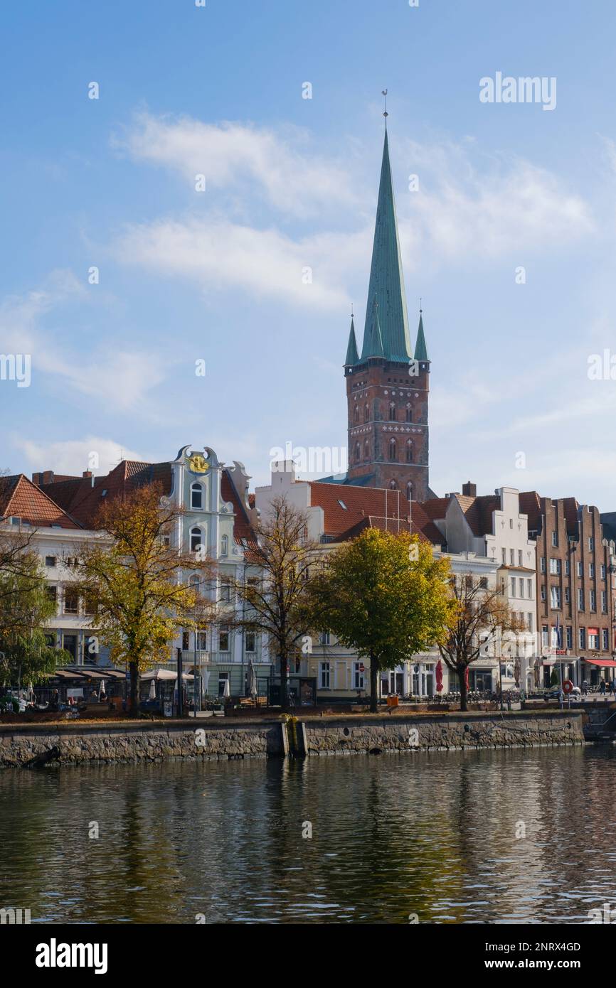 Gebäude und Kirche St. Petri in der Altstadt an der Trave, Lübeck, UNESCO-Weltkulturerbe, Schleswig-Holstein, Deutschland, Europa Stockfoto