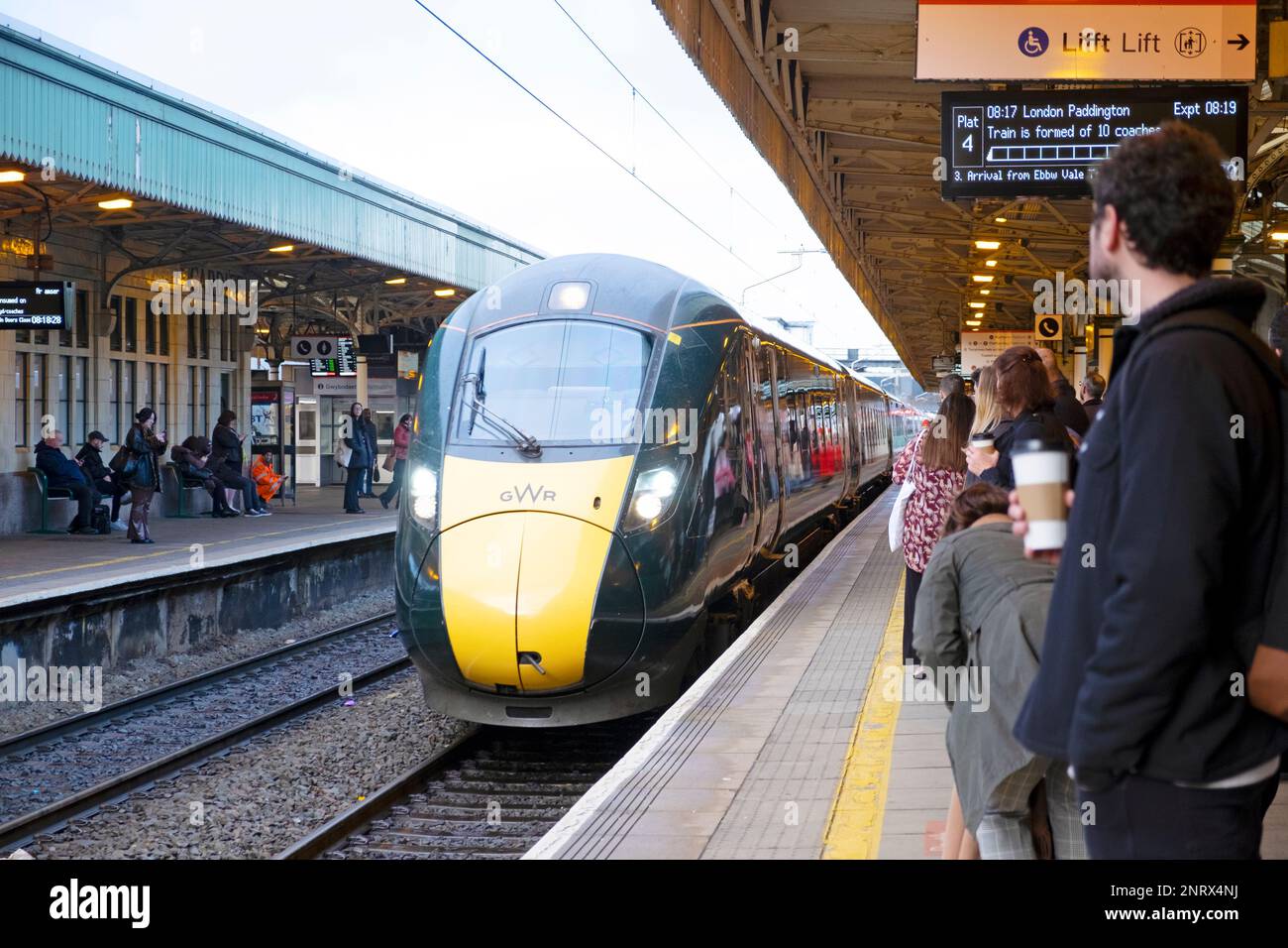 Passagiere, die auf dem Bahnsteig stehen und warten, bis sie in den Great Western-Zug nach London Paddington am Bahnhof von Cardiff, KATHY DEWITT, einsteigen Stockfoto