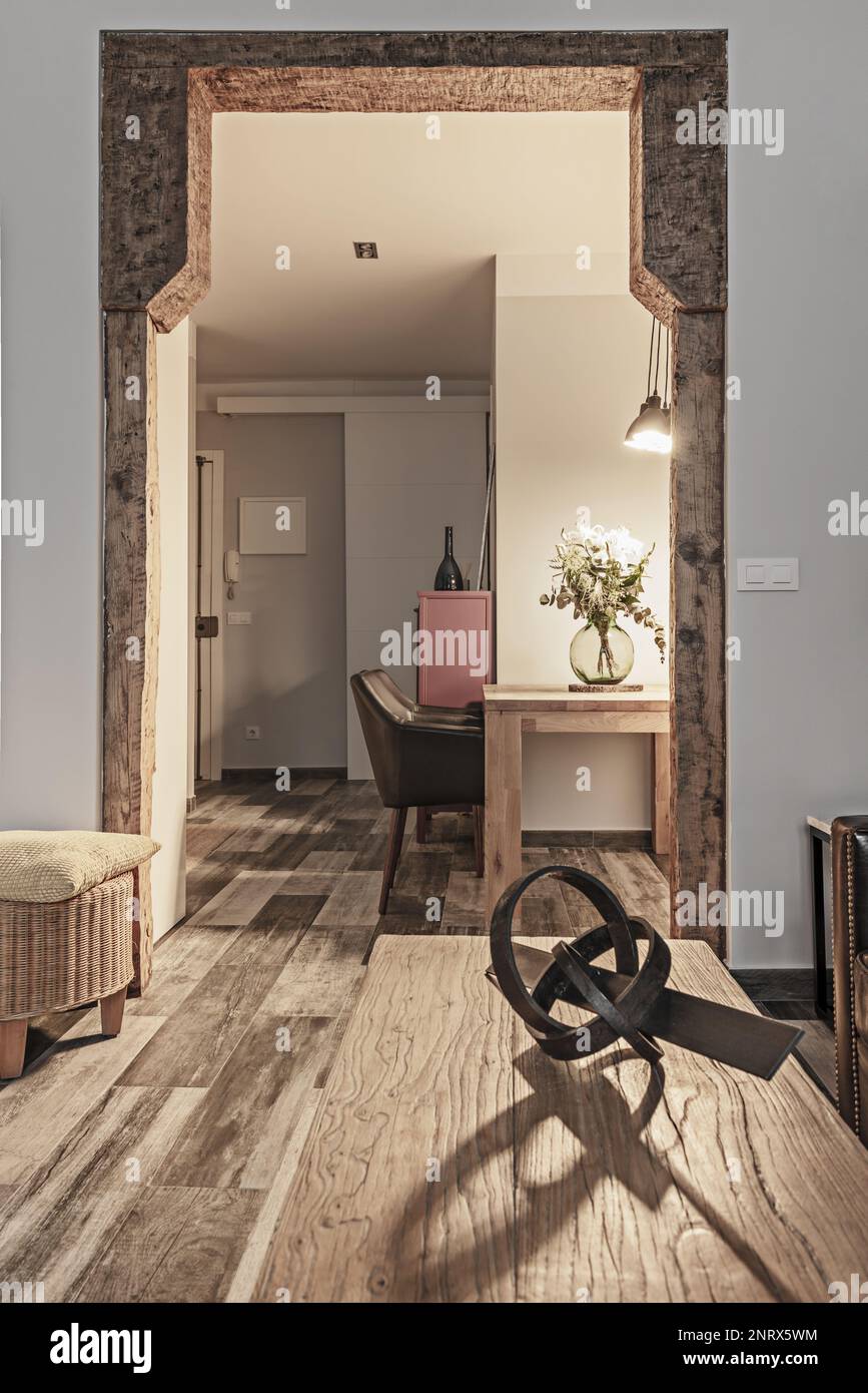 Apartment mit zeitgenössischer Einrichtung mit viel Holz in den Möbeln und Elementen der Struktur Stockfoto