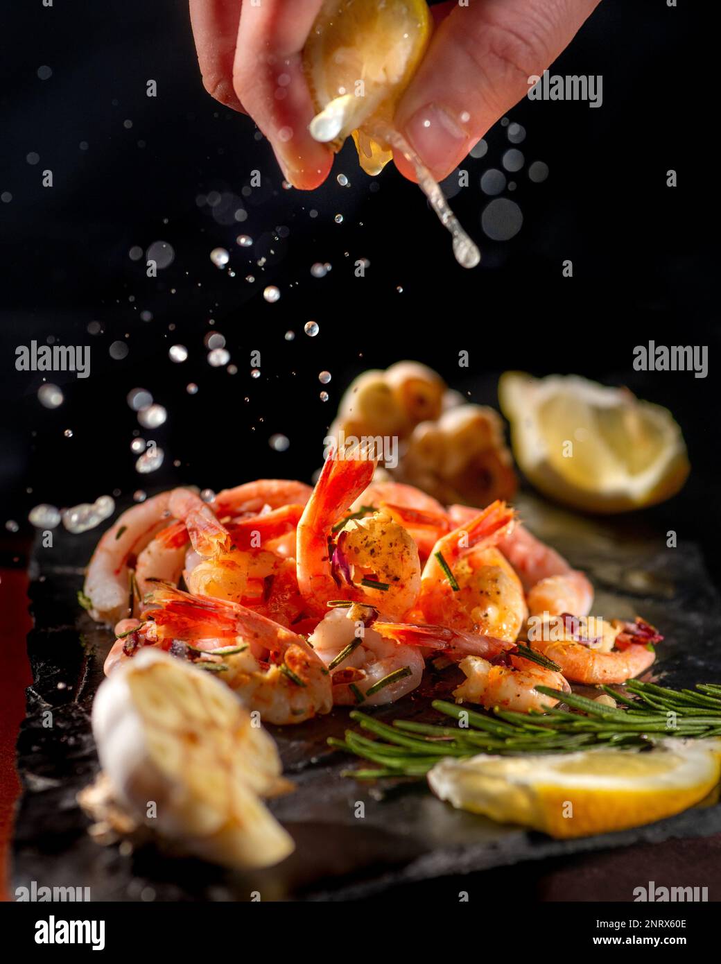Gekochte Shrimps mit Zitronensaft. Das Konzept von Snacks für Bier auf einer Party in einem Restaurant Stockfoto