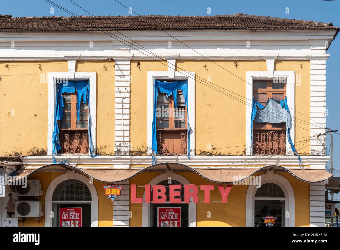 Panjim, Goa, Indien - Januar 2023: Rechteckige Fenster in einem alten alten portugiesischen Kaufhaus in Fontainhas in der Stadt Panaji. Stockfoto