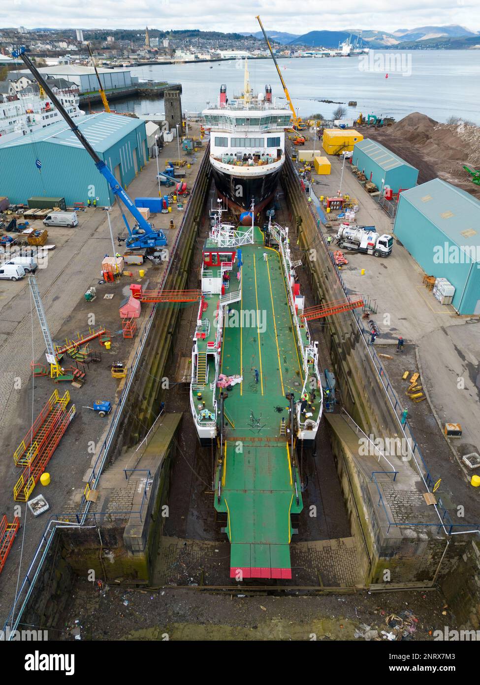 Glen Sannox Fähre im Trockendock in Greenock. Drei weitere Caledonian MacBrayne-Fähren werden gerade repariert und gewartet, Isle of Lewis, das Cal Stockfoto