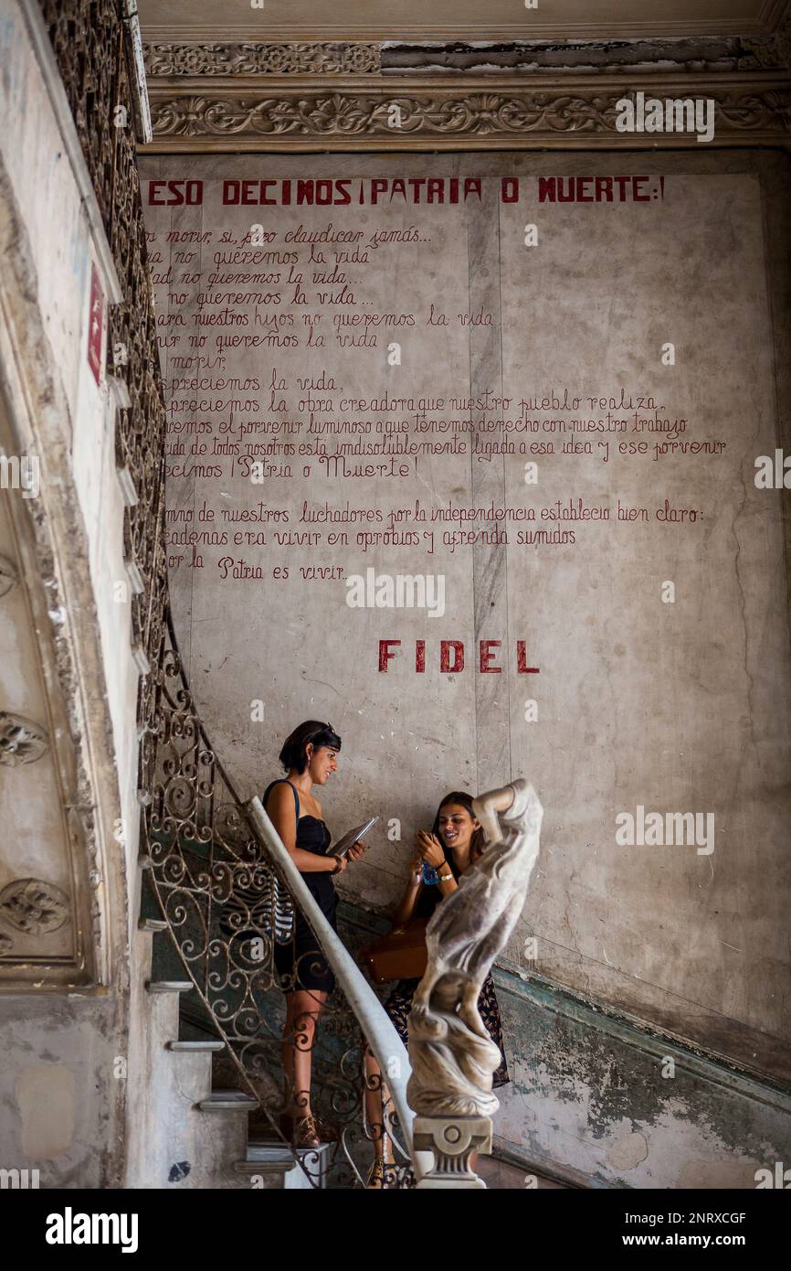 Revolutionäre Nachricht von Fidel Castro, im Eingang zum Restaurant Paladar La Guarida, Centro Habana, Havana, Kuba. Stockfoto