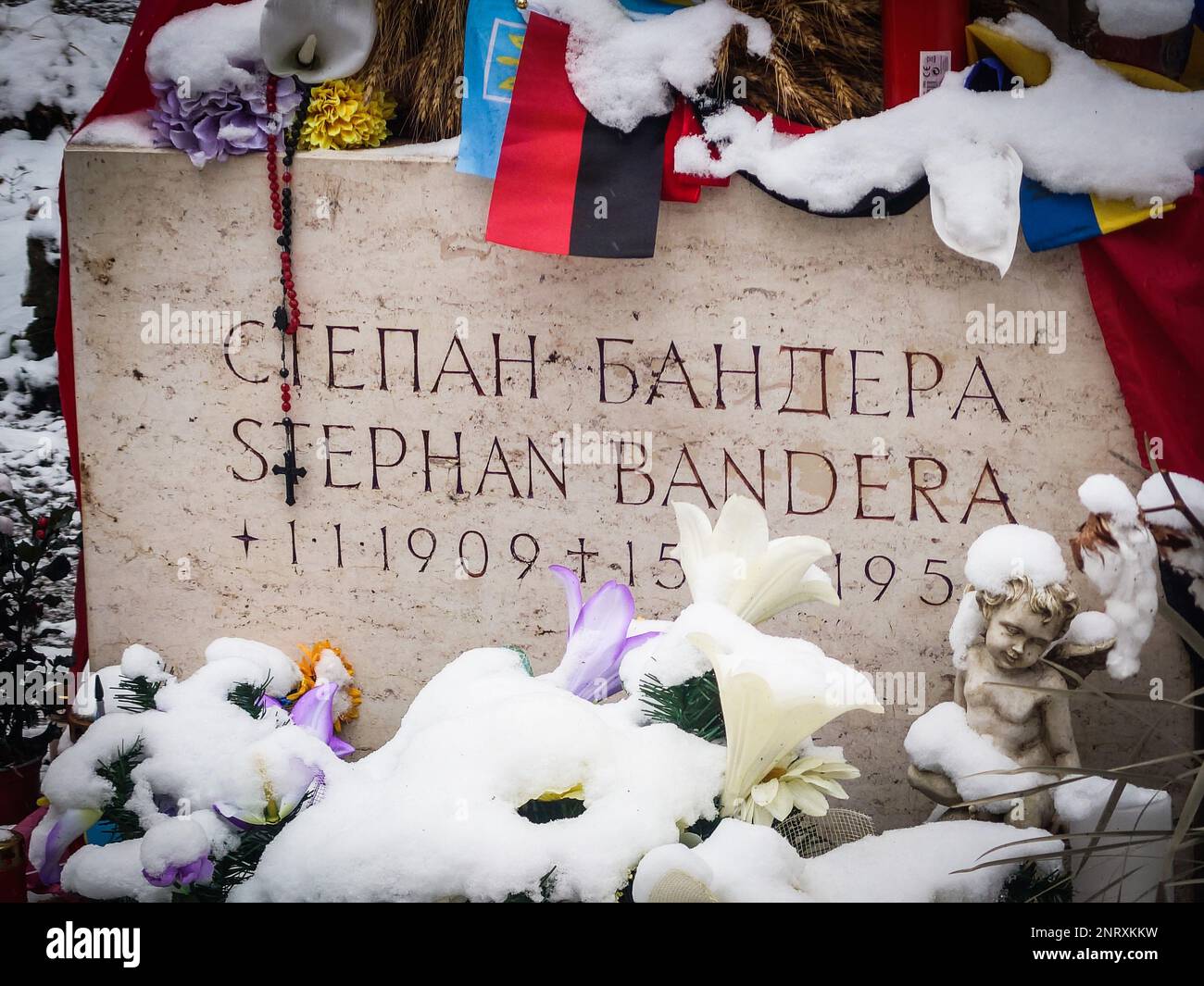 München, Bayern, Deutschland. 27. Februar 2023. Das Grab des ukrainischen Nationalisten Stepan Bandera in München. Bandera ist eine umstrittene Figur in der ukrainischen Geschichte, sie ist der Anführer der militanten ultranationalistischen OUN-B-Gruppe und ein nazi-Kollaborateur, der am Tod von Tausenden von Juden und Polen teilgenommen hat. Es gibt eine Spaltung in der heutigen Ukraine: Einige ältere Menschen sehen ihn als Märtyrer für Freiheit, andere entkoppeln seine terroristischen Aktivitäten und Verbrechen gegen die Menschlichkeit von seinem Unabhängigkeitskampf, und andere betrachten ihn als Kriegsverbrecher und Terroristen. Einige Historiker sehen auch die Rev Stockfoto