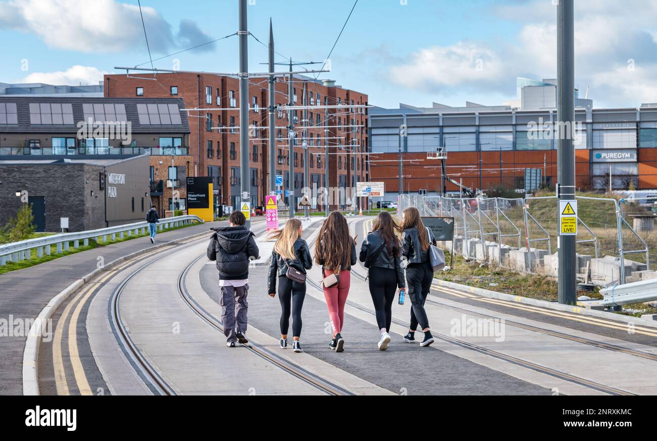 Fast fertiggestellte Erweiterung der Straßenbahnlinie am Ocean Drive, Leith, Edinburgh, Schottland, Großbritannien Stockfoto