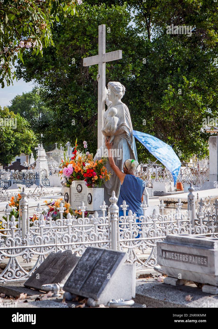 Beten, Amelia Wunder Jungfrau, im Cementerio Cristobal Colon, Dickdarm Friedhof, La Habana, Kuba Stockfoto