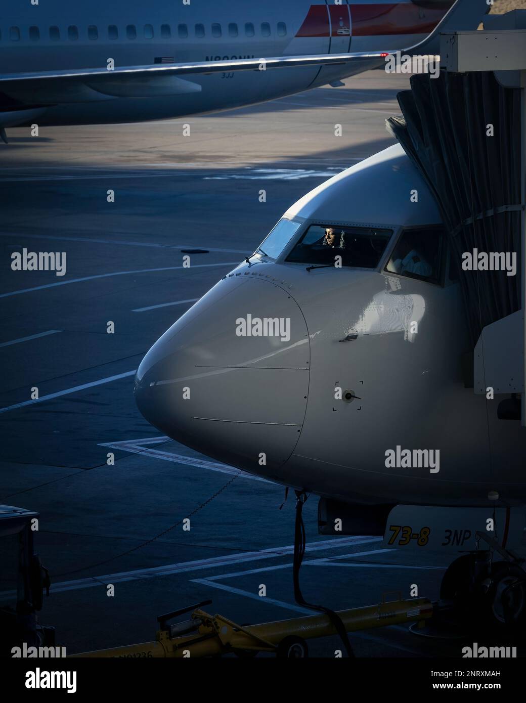 Der Pilot und Kopilot führen ihre Vorflugkontrollen in einem Flugzeug am General Mitchell International Airport in Milwaukee, Wisconsin, durch. Stockfoto