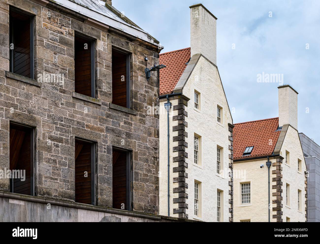 Historisches Gebäude, Queensberry House, jetzt Teil des schottischen parlamentskomplexes, Royal Mile. Edinburgh, Schottland, Großbritannien Stockfoto