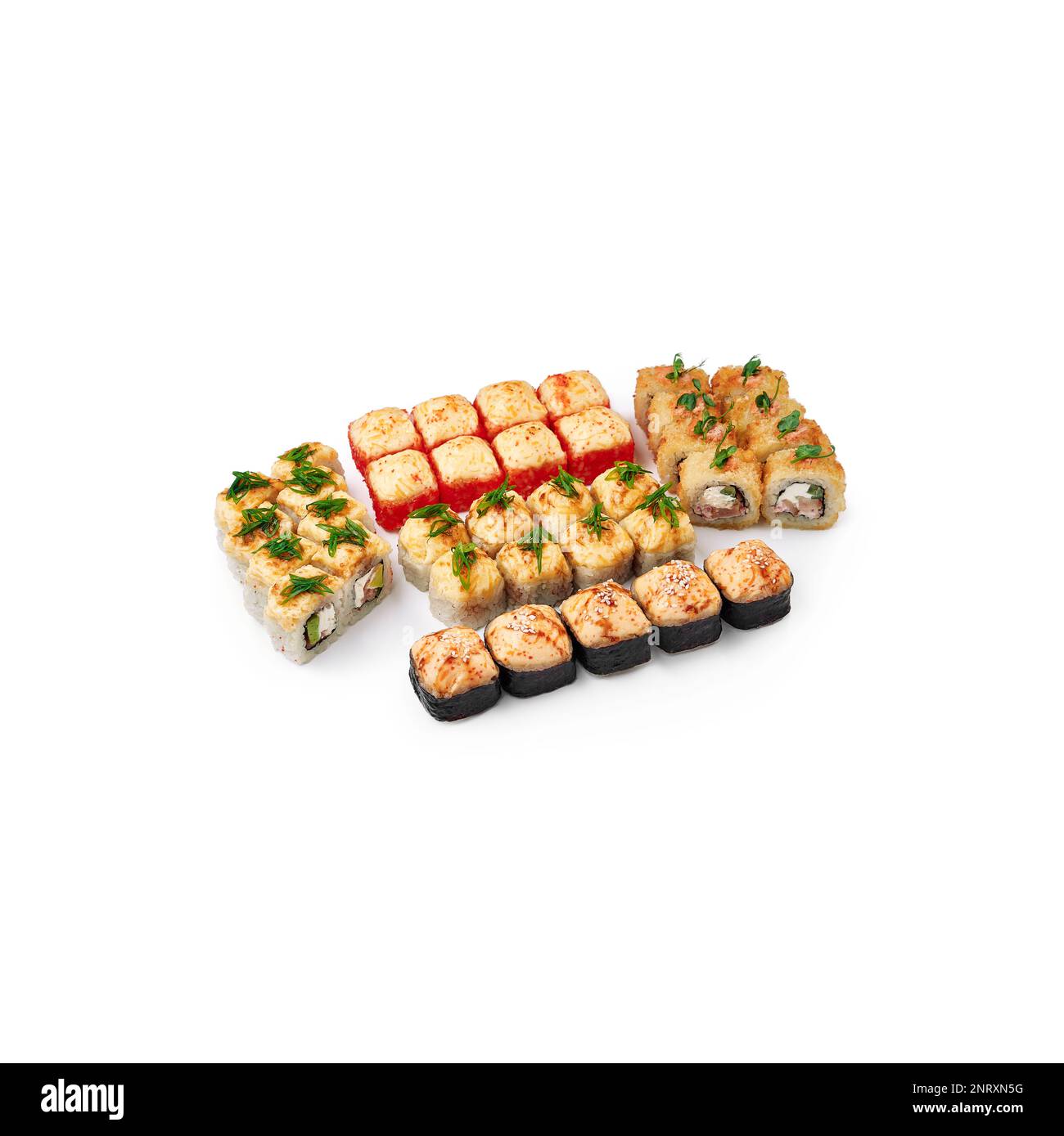 Stellen Sie gebackene Sushi-Brötchen auf weißen Hintergrund isoliert Stockfoto