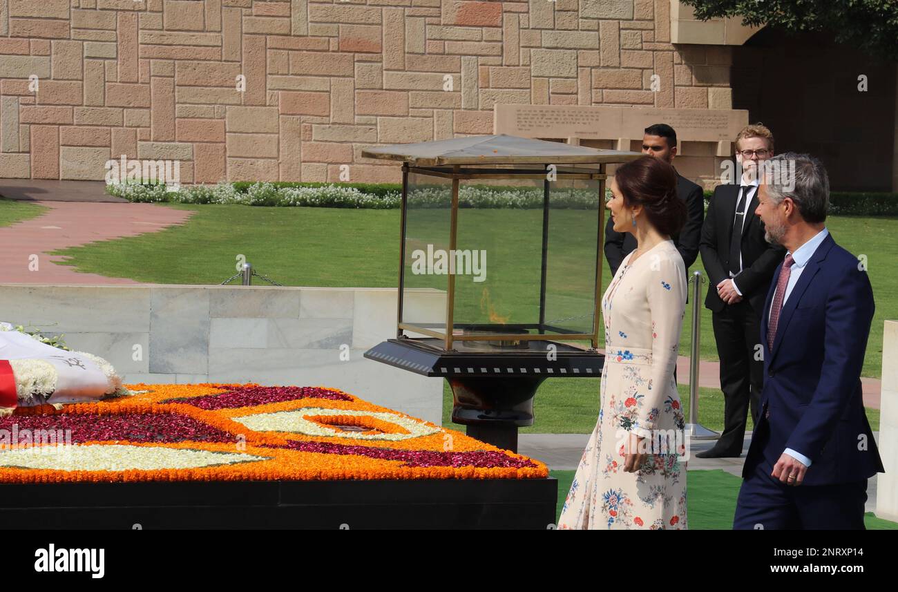 Neu-Delhi, Indien. 27. Februar 2023. Der dänische Kronprinz Frederik Andre Henrik Christian (R) und die Kronprinzessin Mary Elizabeth (L) wurden gesehen, nachdem sie am Mahatma Gandhi Memorial in Rajghat in Neu-Delhi einen Kranz gelegt hatten. Der dänische Kronprinz und die dänische Prinzessin kommen vom 26. Februar bis 2. März zu einem offiziellen Besuch in Neu-Delhi, Indien, an. Der Besuch ist der erste Besuch der dänischen Königsfamilie seit zwei Jahrzehnten. (Foto: Naveen Sharma/SOPA Images/Sipa USA) Guthaben: SIPA USA/Alamy Live News Stockfoto