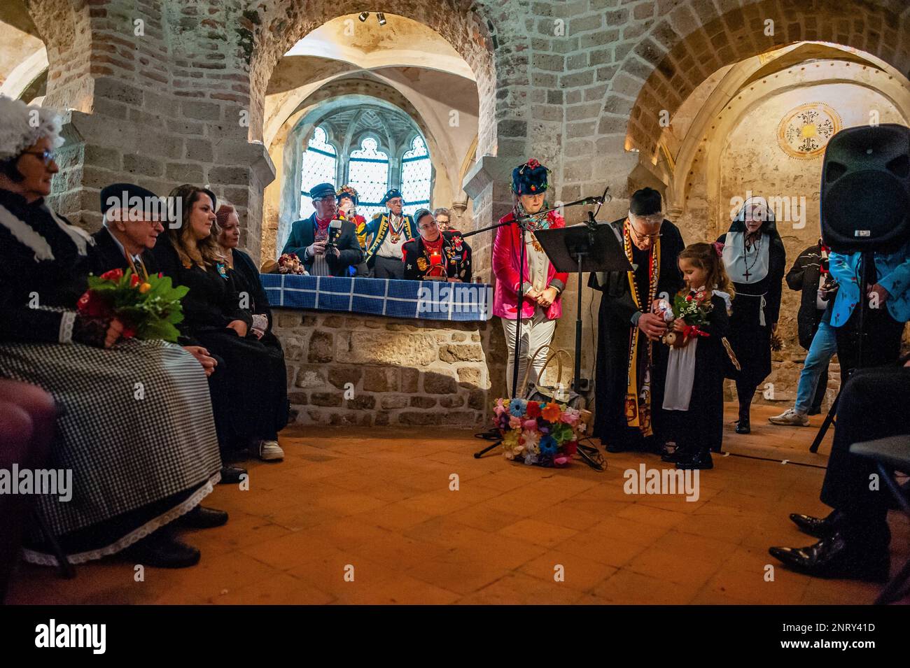 Der falsche Priester wird gesehen, wie er der Enkelin während der Zeremonie Schlüsselringe gab. Die Tradition der falschen Bauernhochzeit während des Karnevals reicht bis ins 16. Jahrhundert zurück, der Adel spielte die Rolle der Bauern und die Bauern waren die Lords. In Nijmegen waren Anja und Theo Wijlemans dieses Jahr das Hochzeitspaar des Bauern. Das Paar versammelte sich in der Valkhof-Kapelle, trug traditionelle Bauernkleidung und war umgeben von Menschen in lebhaften Kostümen. Die Hochzeit des Bauern ist eine der niederländischen Karnevalstraditionen, insbesondere in Limburg, Nordbrabant und Gelderland. Die Stockfoto