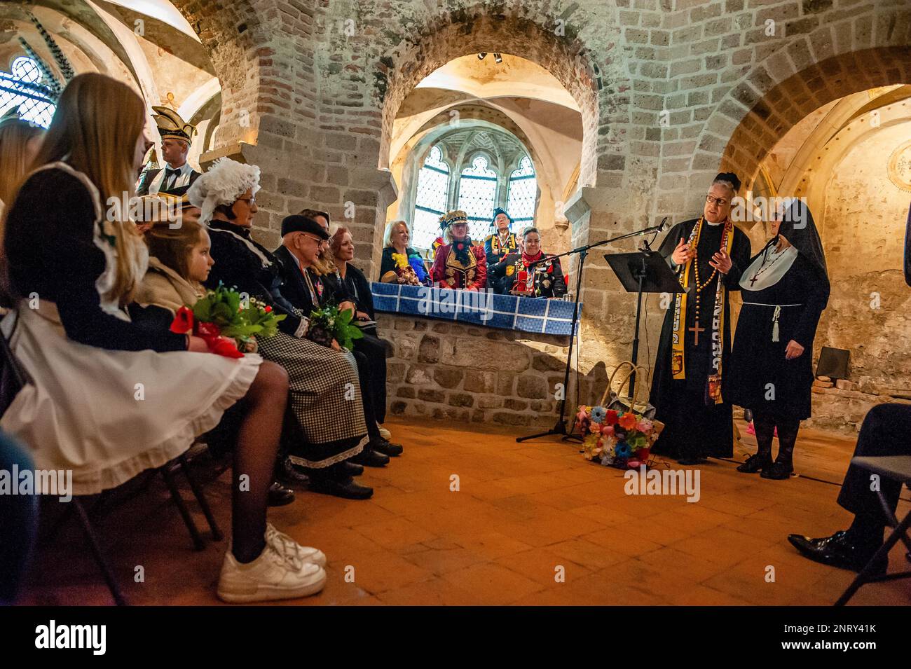 Der falsche Priester und die falsche Nonne werden während der Zeremonie gesehen. Die Tradition der falschen Bauernhochzeit während des Karnevals reicht bis ins 16. Jahrhundert zurück, der Adel spielte die Rolle der Bauern und die Bauern waren die Lords. In Nijmegen waren Anja und Theo Wijlemans dieses Jahr das Hochzeitspaar des Bauern. Das Paar versammelte sich in der Valkhof-Kapelle, trug traditionelle Bauernkleidung und war umgeben von Menschen in lebhaften Kostümen. Die Hochzeit des Bauern ist eine der niederländischen Karnevalstraditionen, insbesondere in Limburg, Nordbrabant und Gelderland. Die Umkehrung ri Stockfoto