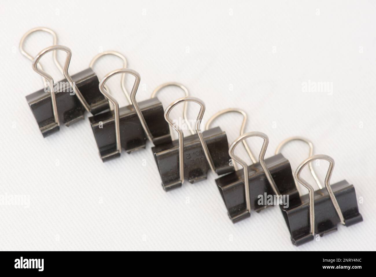 Nahaufnahme von mehreren Papier clips in verschiedenen Positionen und zufällig angeordnet. Stockfoto