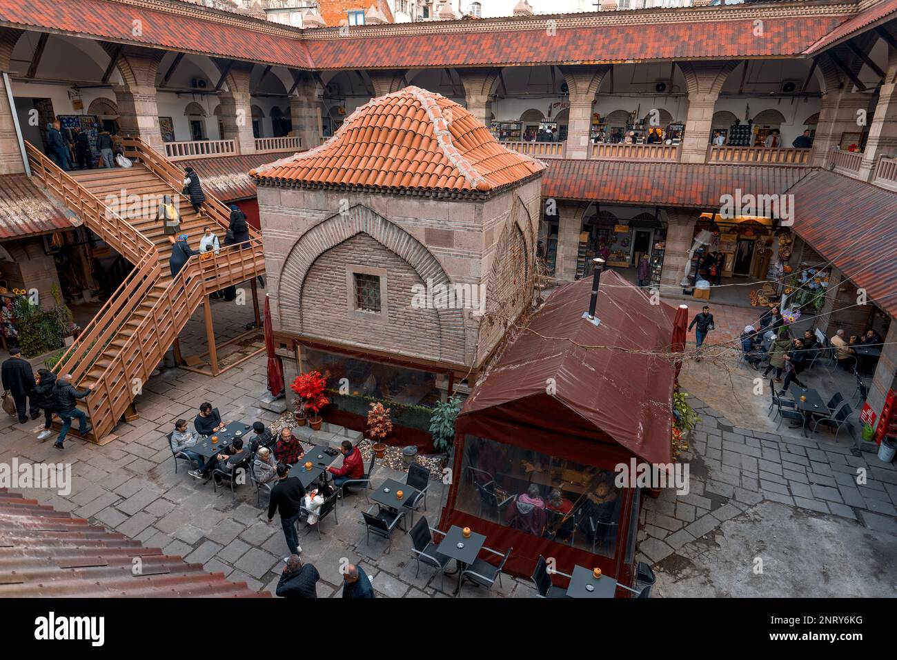 Ankara-Türkei: 25. Februar 2023: Einheimische und Touristen, die einkaufen oder in einem Café sitzen und im historischen Suluhan Caravanserai reden, errichtet B. Stockfoto