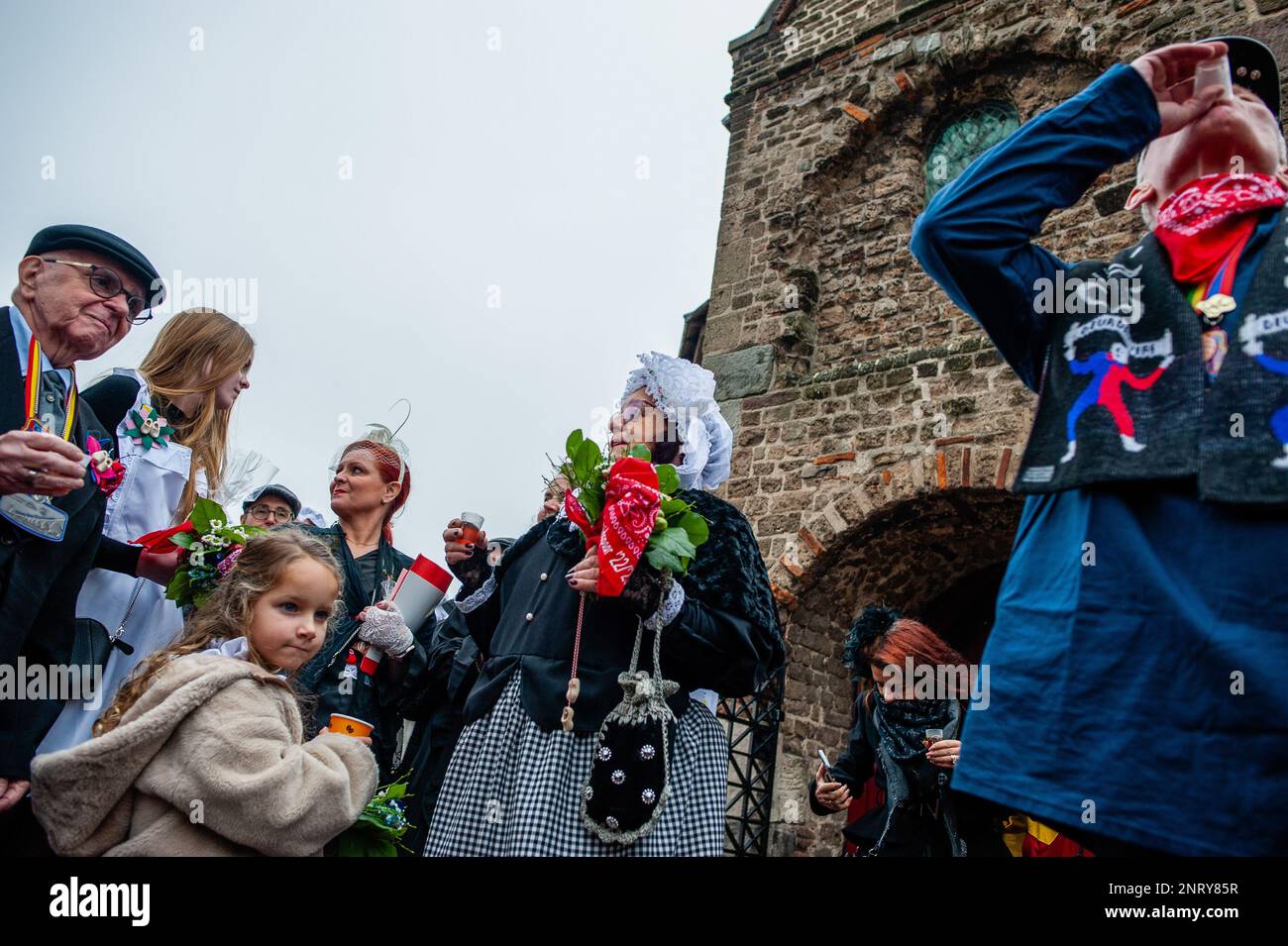 Das Paar, seine Familie und Freunde werden nach der Zeremonie anstoßen gesehen. Die Tradition der falschen Bauernhochzeit während des Karnevals reicht bis ins 16. Jahrhundert zurück, der Adel spielte die Rolle der Bauern und die Bauern waren die Lords. In Nijmegen waren Anja und Theo Wijlemans dieses Jahr das Hochzeitspaar des Bauern. Das Paar versammelte sich in der Valkhof-Kapelle, trug traditionelle Bauernkleidung und war umgeben von Menschen in lebhaften Kostümen. Die Hochzeit des Bauern ist eine der niederländischen Karnevalstraditionen, insbesondere in Limburg, Nordbrabant und Gelderland. Das umgekehrte Ritual war Stockfoto