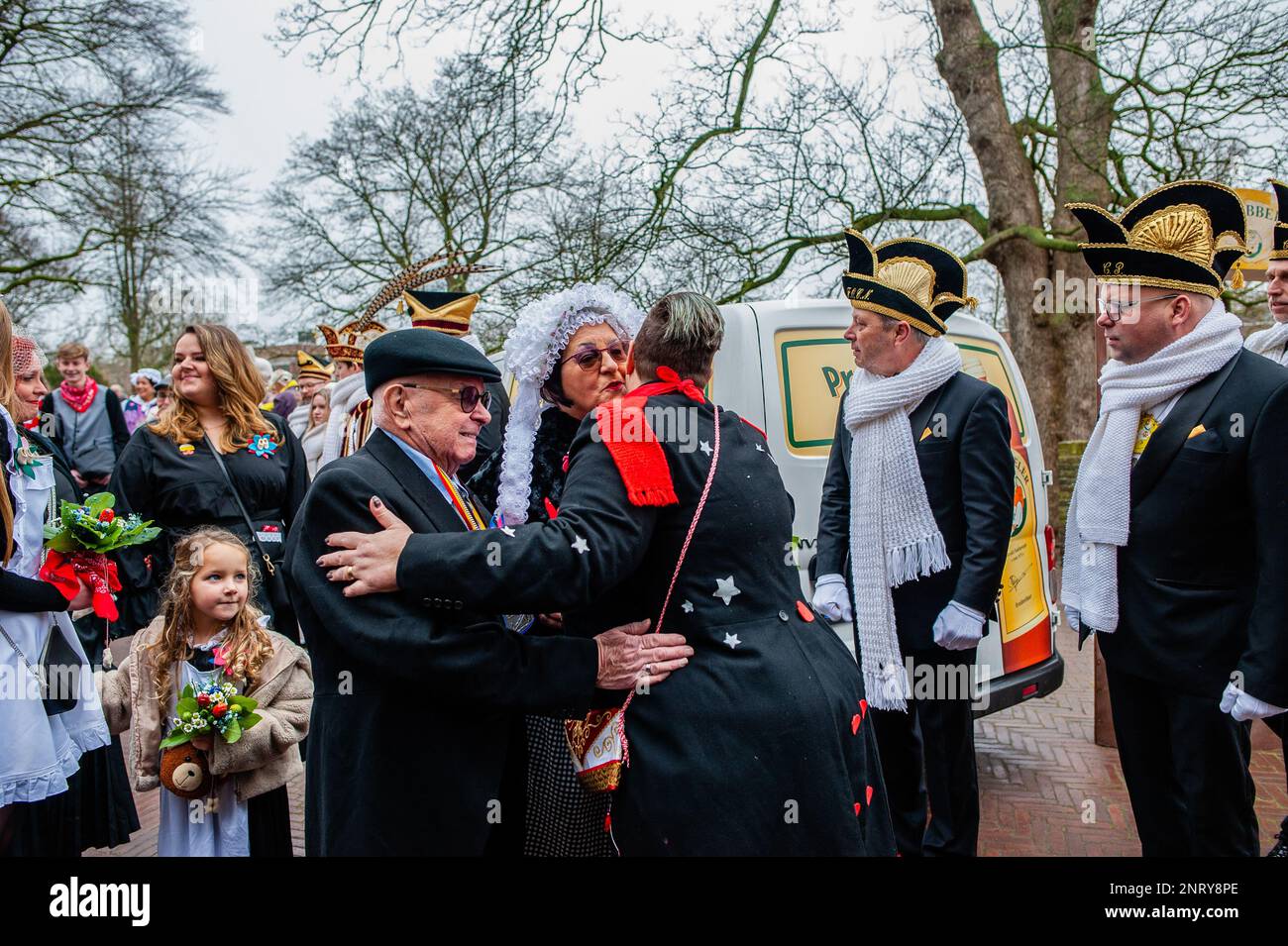 Die Leute sahen, wie sie das Paar anjubelten, als sie in der Kapelle ankamen. Die Tradition der falschen Bauernhochzeit während des Karnevals reicht bis ins 16. Jahrhundert zurück, der Adel spielte die Rolle der Bauern und die Bauern waren die Lords. In Nijmegen waren Anja und Theo Wijlemans dieses Jahr das Hochzeitspaar des Bauern. Das Paar versammelte sich in der Valkhof-Kapelle, trug traditionelle Bauernkleidung und war umgeben von Menschen in lebhaften Kostümen. Die Hochzeit des Bauern ist eine der niederländischen Karnevalstraditionen, insbesondere in Limburg, Nordbrabant und Gelderland. Das Umkehrritual war das Wesentliche Stockfoto