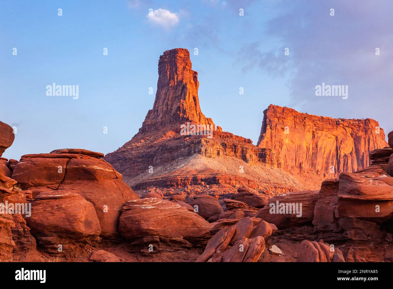 Ein Wingate Sandstone butte mit Cutler Sandstein Felsformationen vor dem Shafer Trail bei Moab, Utah. Stockfoto