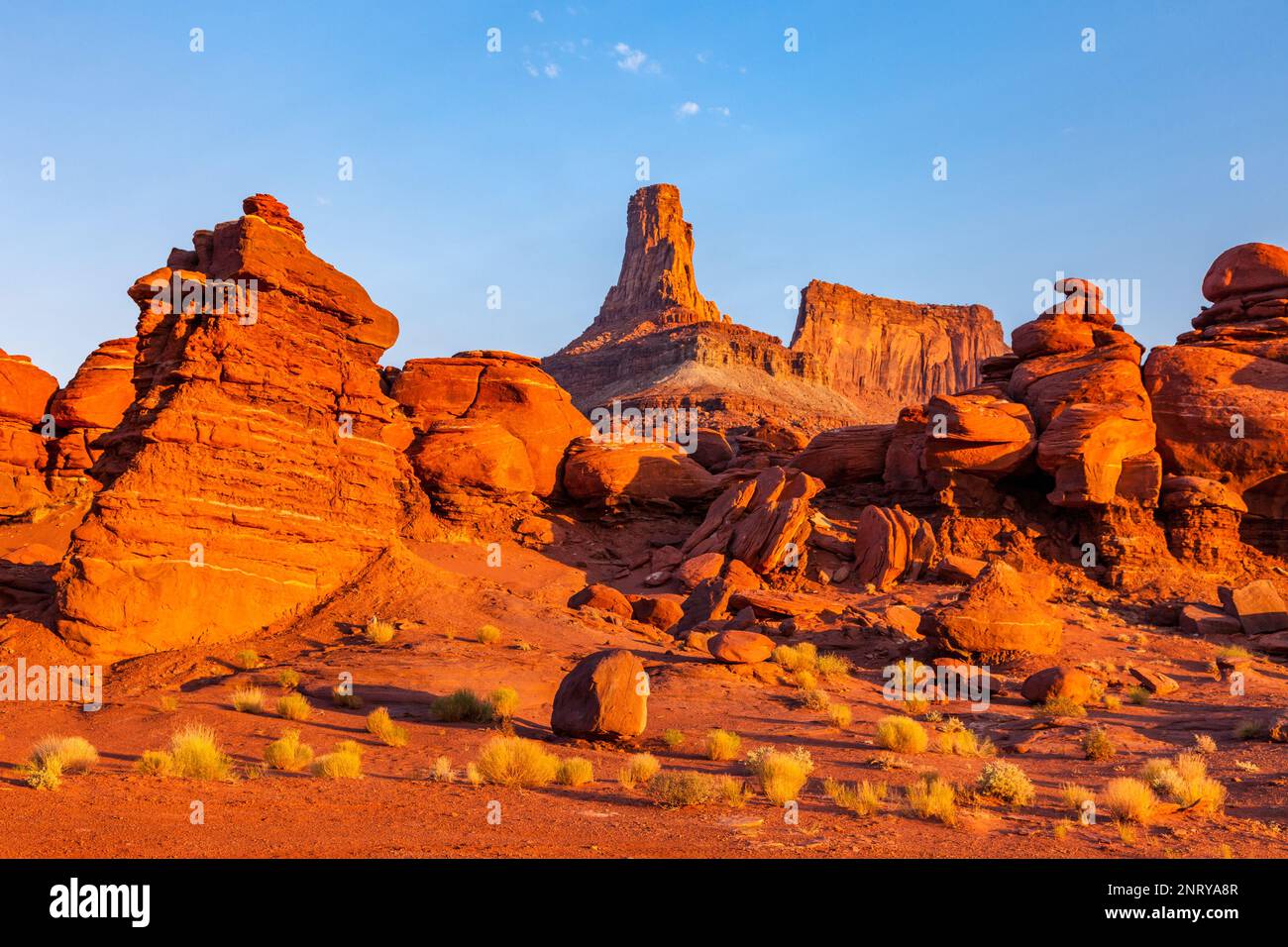 Ein Wingate Sandstone butte mit Cutler Sandstein Felsformationen vor dem Shafer Trail bei Moab, Utah. Stockfoto