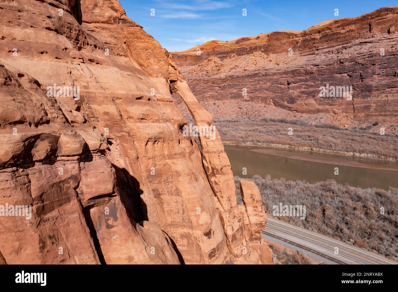Aus der Vogelperspektive bietet sich der Jug Handle Arch an, ein fast vertikaler Bogen aus Wingate Sandstein am Colorado River bei Moab, Utah. Der Bogen ist auf der Lower Colorado Ri Stockfoto