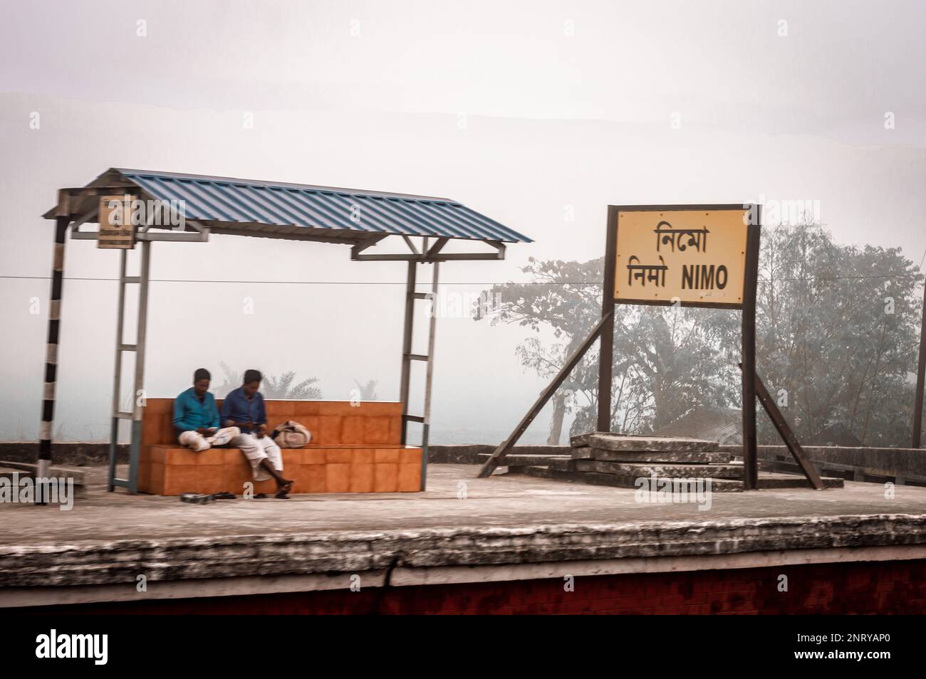 Blick auf einen indischen Bahnsteig an einem nebeligen Wintermorgen. Nimo Station West Bengal India 20. Februar 2023 Stockfoto