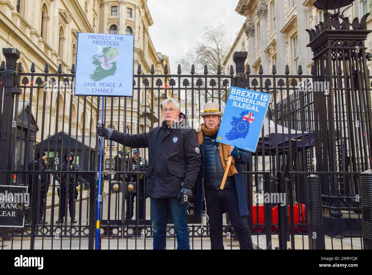 London, Großbritannien. 27. Februar 2023. Der Anti-Brexit-Aktivist Steve Bray (rechts) und ein Mitprotester halten während der Demonstration außerhalb der Downing Street Plakate zur Unterstützung des Nordirland-Protokolls. Diese Demonstration folgt dem Treffen des britischen Premierministers Rishi Sunak und der Präsidentin der Europäischen Kommission Ursula von der Leyen in Windsor, um eine neue Brexit-Vereinbarung über Nordirland zu unterzeichnen. (Foto: Vuk Valcic/SOPA Images/Sipa USA) Guthaben: SIPA USA/Alamy Live News Stockfoto