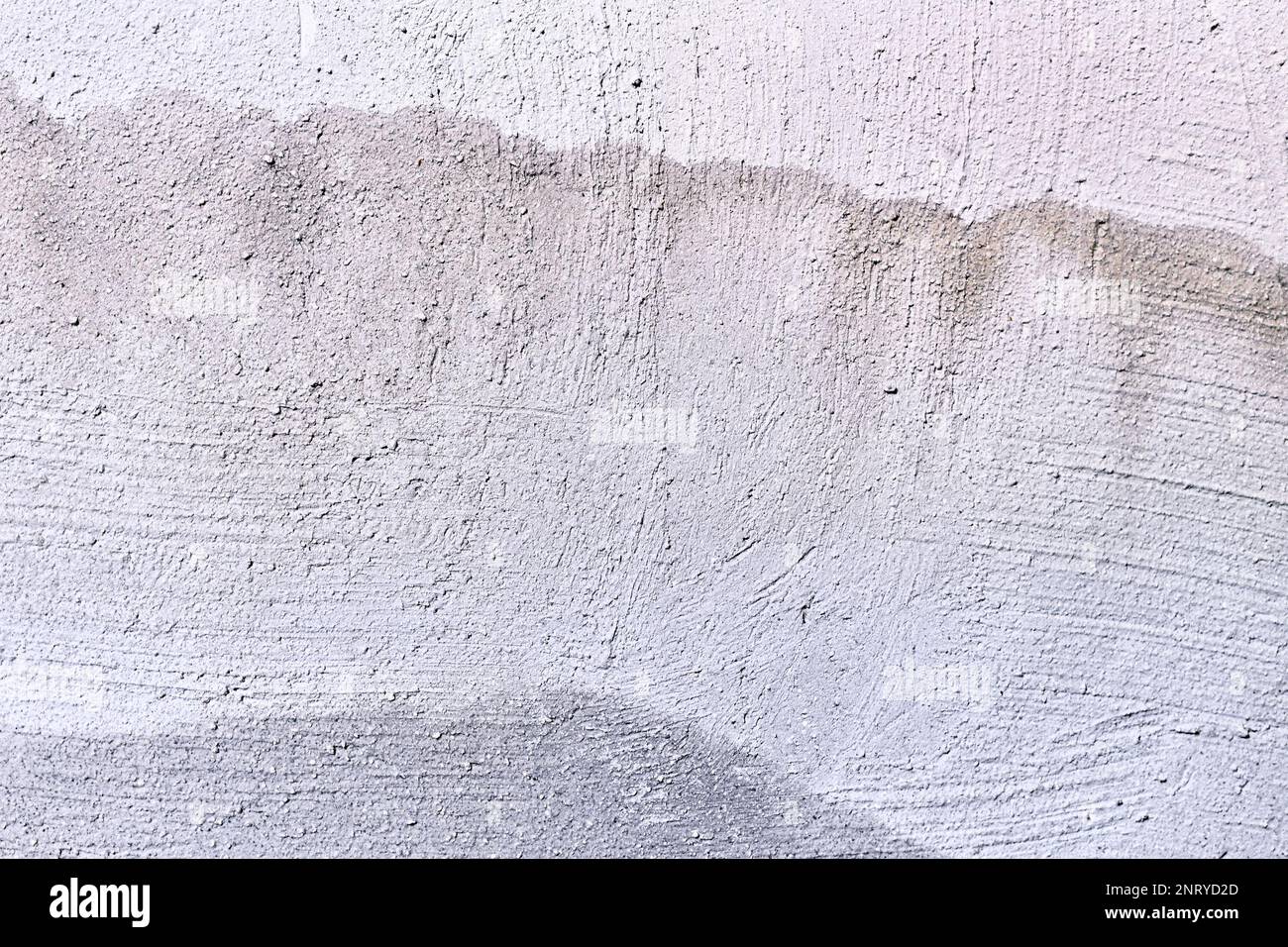 Nasse Flecken durch Wasserschäden am Wandputz Stockfoto