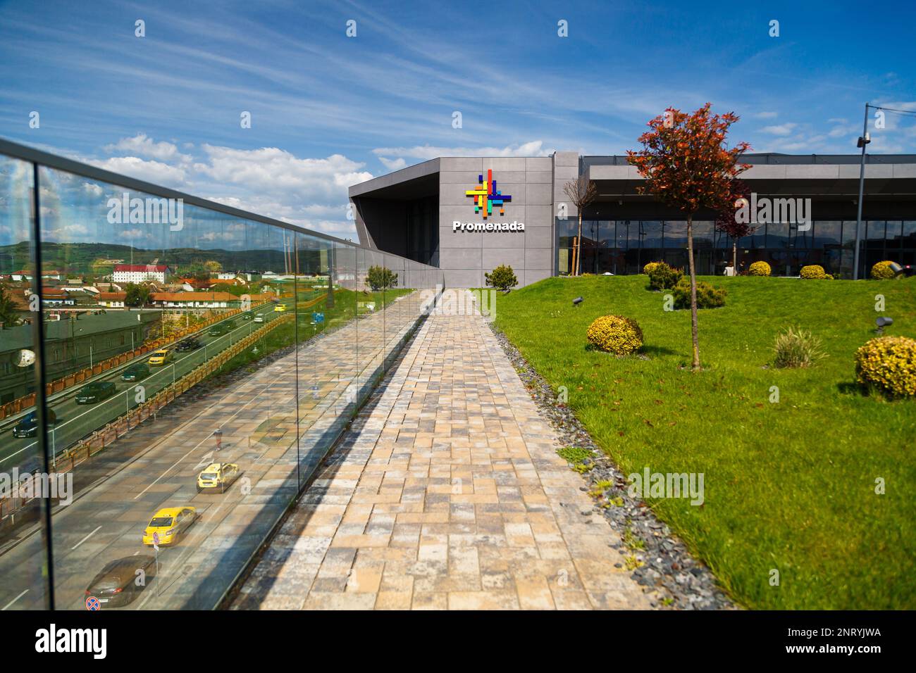 Sibiu, Rumänien - Mai 2 2022: Auf dem Dach der Promenada Mall, eines der größten Einkaufszentren in Sibiu. In diesem wunderschönen Terrassenbereich im Freien sind Stockfoto