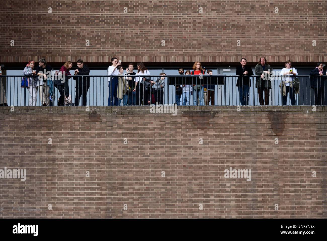 Menschen, die die Themse von außen betrachten, Tate Modern, Bankside, London, Großbritannien. 23. Okt. 2022 Stockfoto