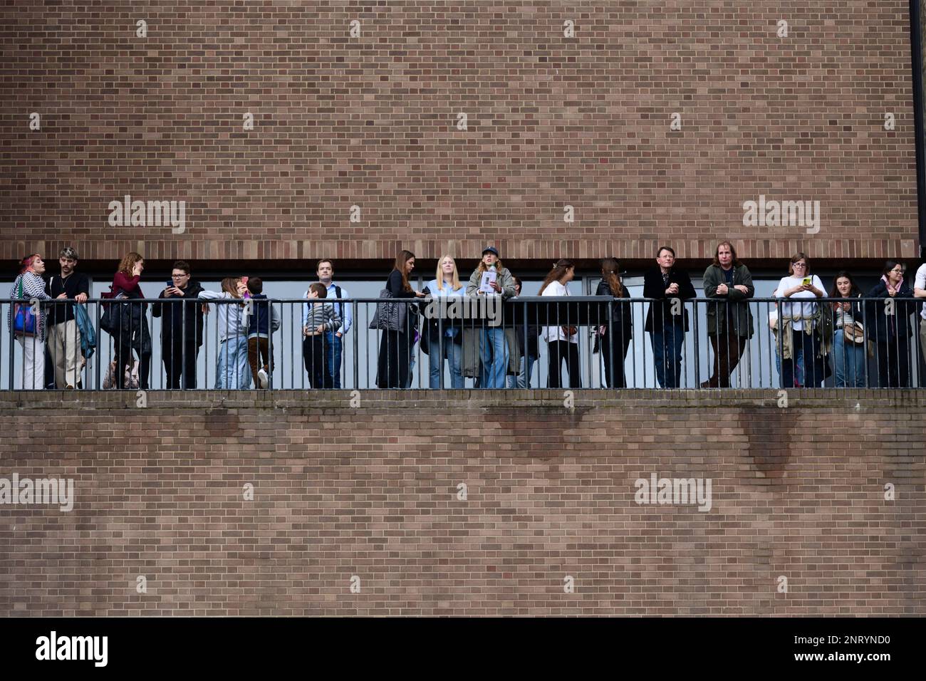 Menschen, die die Themse von außen betrachten, Tate Modern, Bankside, London, Großbritannien. 23. Okt. 2022 Stockfoto