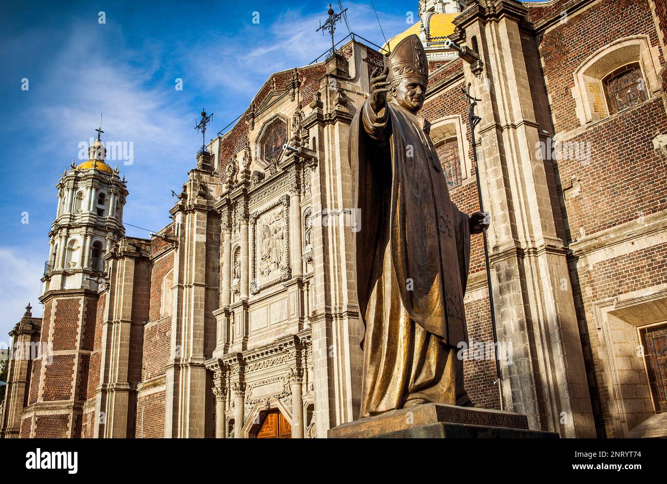 Statue von Papst Johannes Paul II und alten Basilika unserer lieben Frau von Guadalupe, Mexiko-Stadt, Mexiko Stockfoto