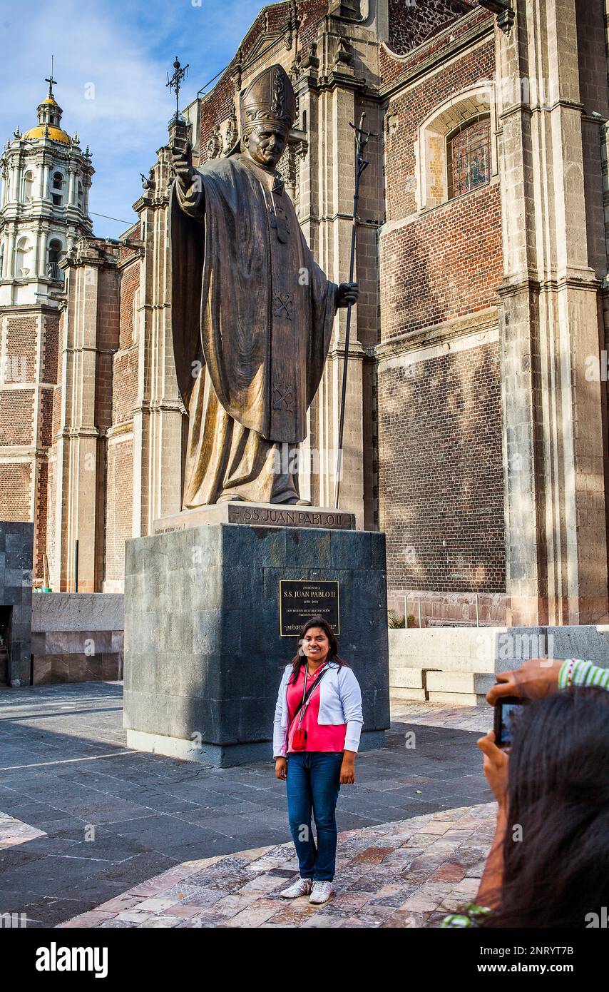 Pilger, Statue von Papst Johannes Paul II und alten Basilika unserer lieben Frau von Guadalupe, Mexiko-Stadt, Mexiko Stockfoto