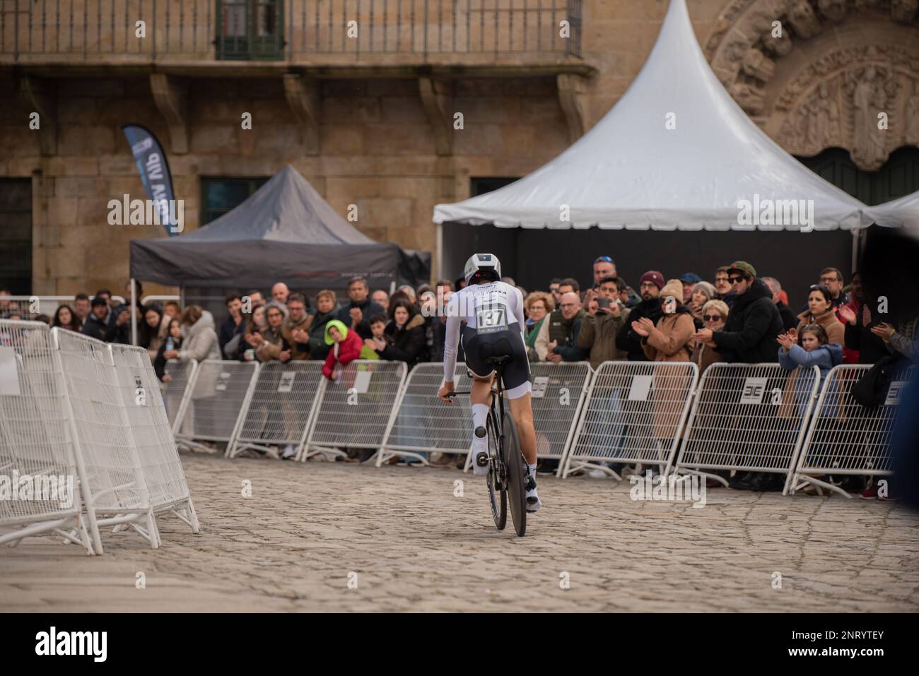 santiago, Spanien. Februar 26., 2023. Lukas Nerurkar mit Latz Nummer 137 nimmt an der letzten Runde der Tour Teil. Kredit: Xan Gasalla / Alamy Live News. Stockfoto