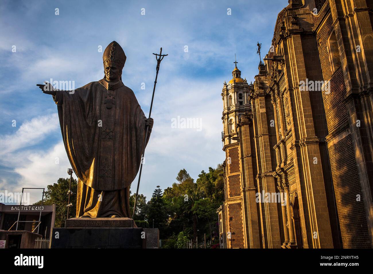 Statue von Papst Johannes Paul II und alten Basilika unserer lieben Frau von Guadalupe, Mexiko-Stadt, Mexiko Stockfoto