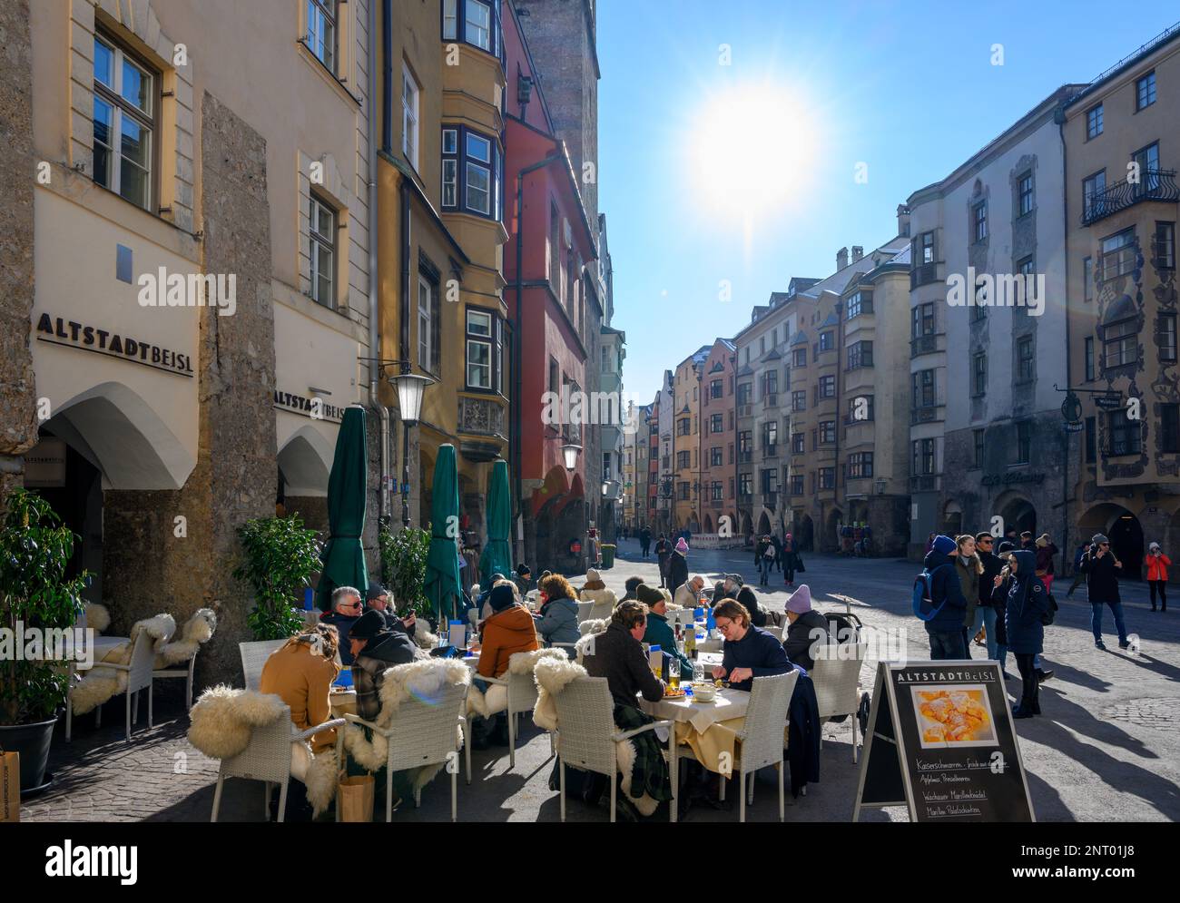 Sidewalk Cafe/Restaurant in der Herzog-Friedrich Straße in der Altstadt, Innsbruck, Österreich Stockfoto