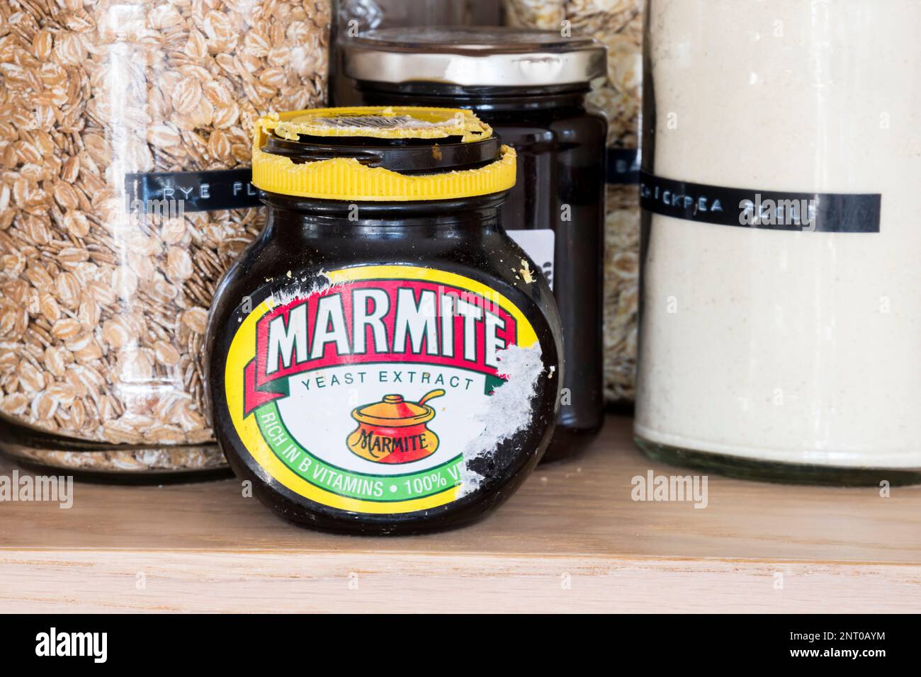 Etikett und Deckel des Bechers, der von Marmite-verrückten Mäusen in einem Schrank gekaut wurde. Stockfoto