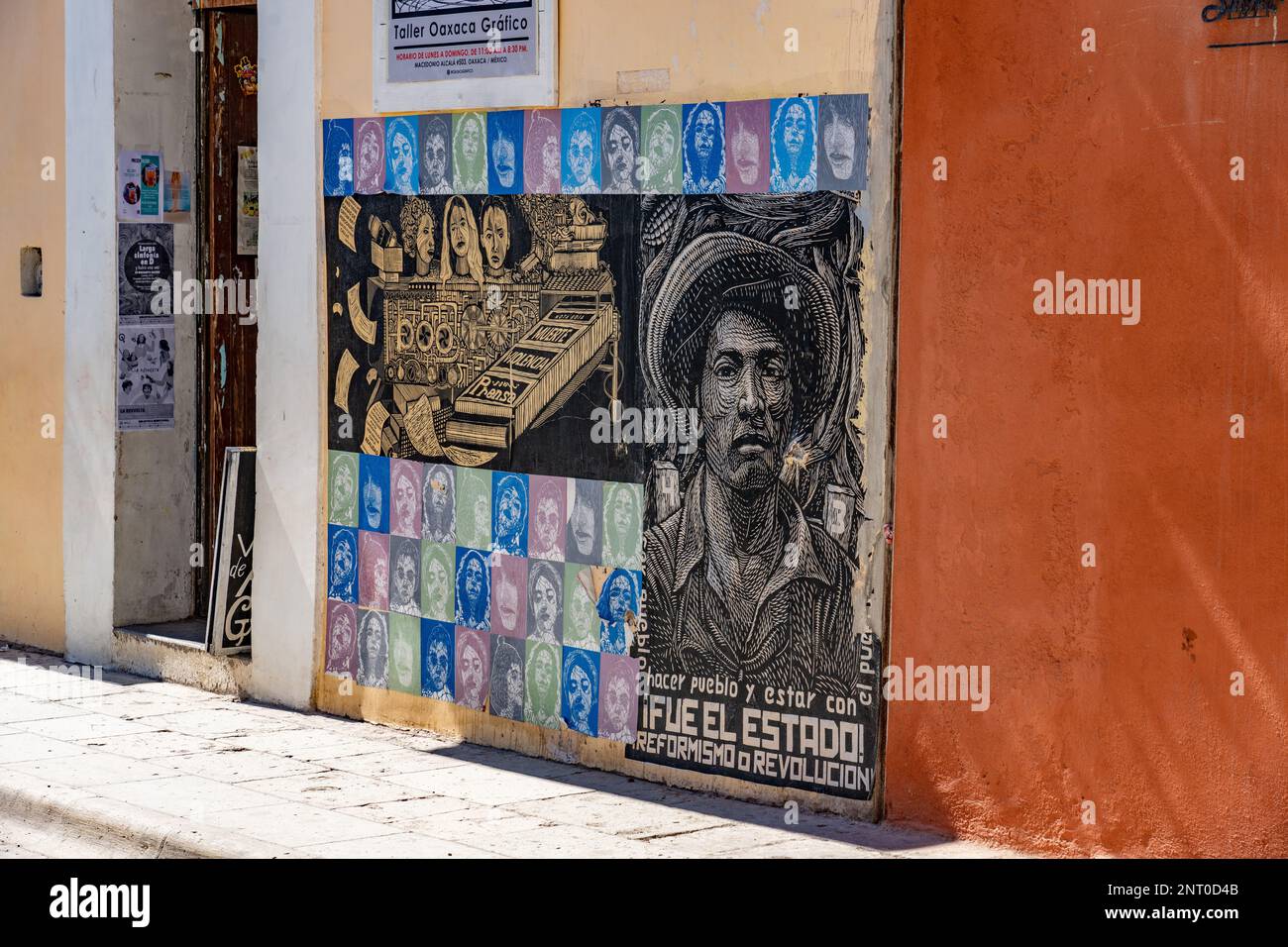 Politische Protestplakate an einer Wand in der historischen Stadt Oaxaca, Mexiko. Stockfoto