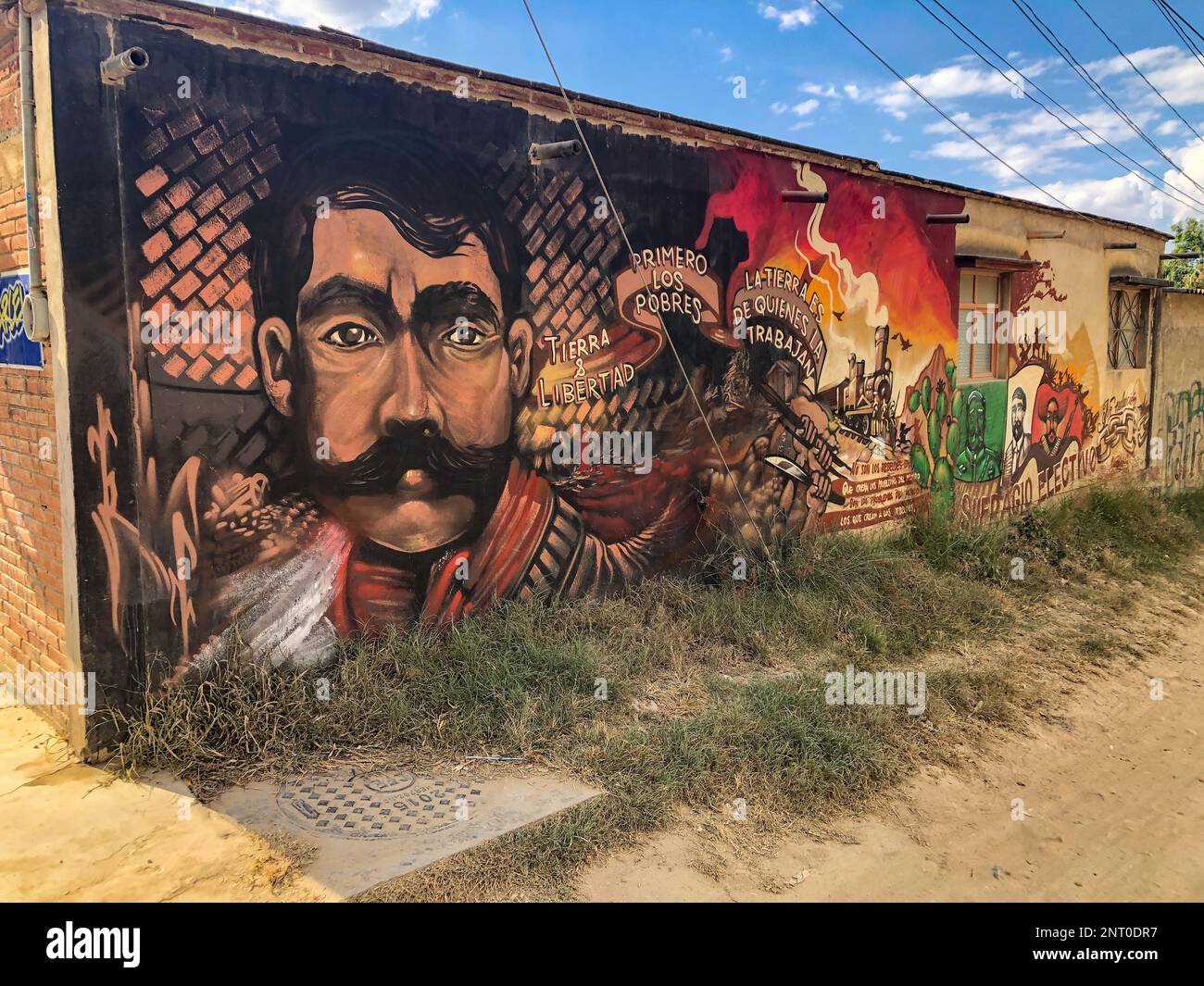 Wandgemälde aus politischem Protest mit einem Porträt des mexikanischen Revolutionärs Emiliano Zapata an einer Wand in der historischen Stadt Oaxaca, Mexiko. Stockfoto