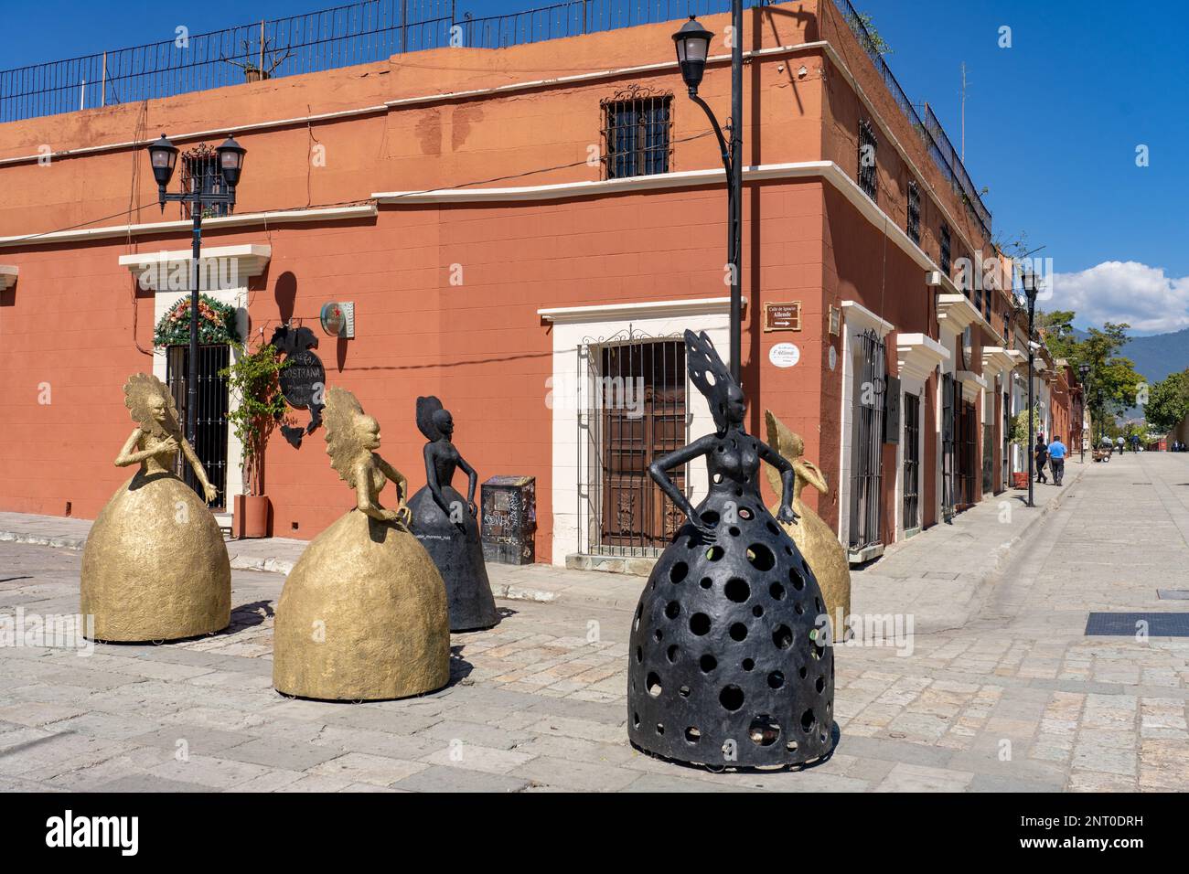 Agustin Moreno Ruiz Skulpturen von Tehuana-Frauen auf der Plaza Santo Domingo im historischen Oaxaca, Mexiko Stockfoto