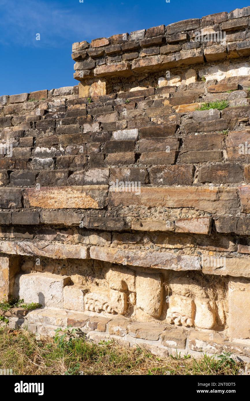 Ein Basrelief aus Stein jaguar auf der Nordplattform in den vorhispanischen Ruinen von Monte Alban in Oaxaca, Mexiko. Ein UNESCO-Weltkulturerbe Si Stockfoto