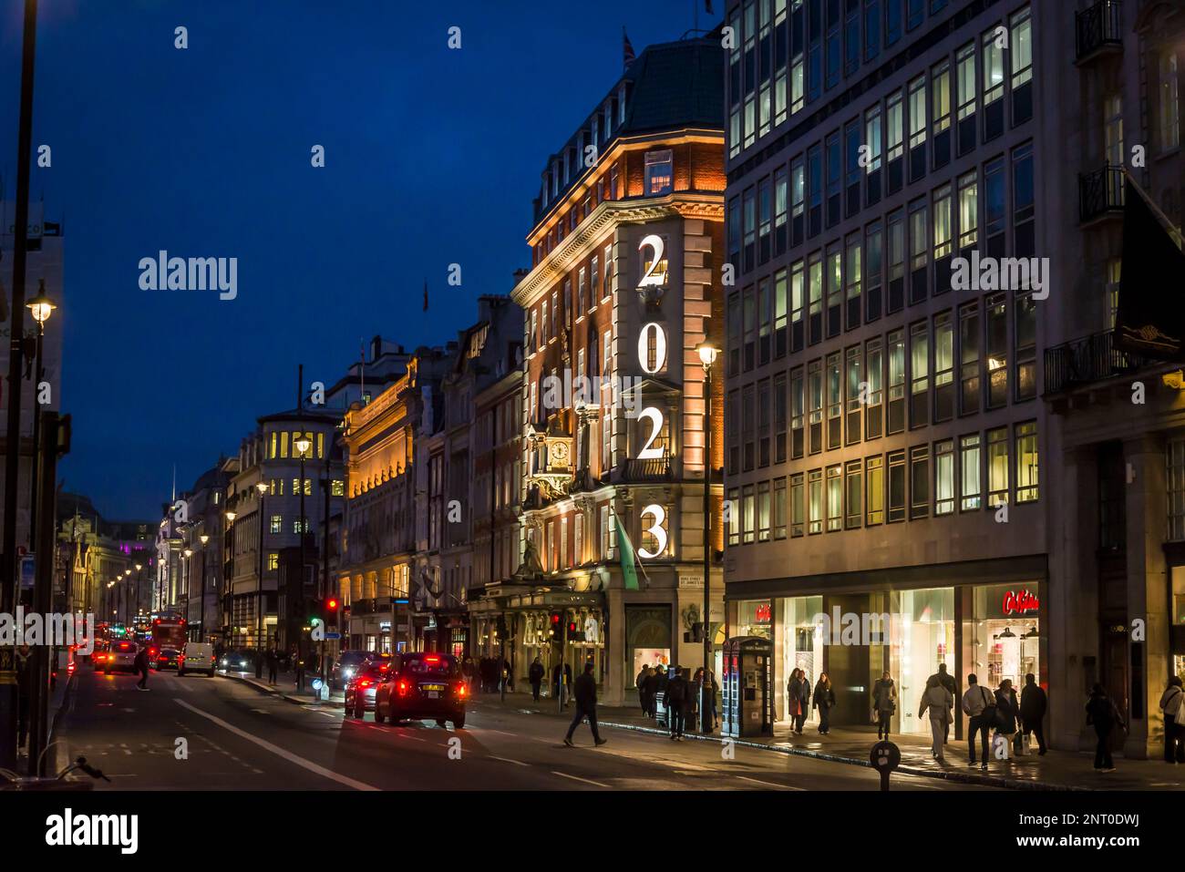Fortnum & Mason, ein gehobenes Kaufhaus mit 2023-Zeichen, Piccadilly, London, England, Großbritannien Stockfoto