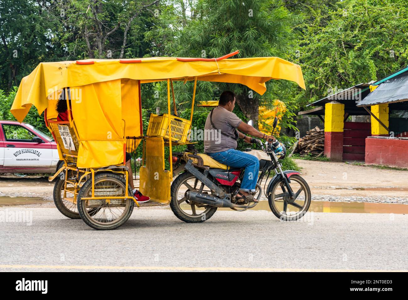 Motorrad-Rikscha-Taxis sind preiswerte öffentliche Verkehrsmittel in der Stadt Santiago Zanatepec im Isthmus von Tehuantepec im Süden von Oaxaca, Mex Stockfoto