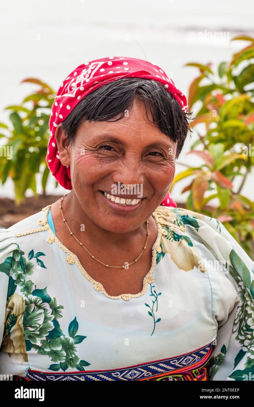 Eine indigene Cuna-indianische Frau in Panama. Die Cuna leben auf den San Blas Inseln und in den Darien an der Karibikküste von Panama und Colombi Stockfoto