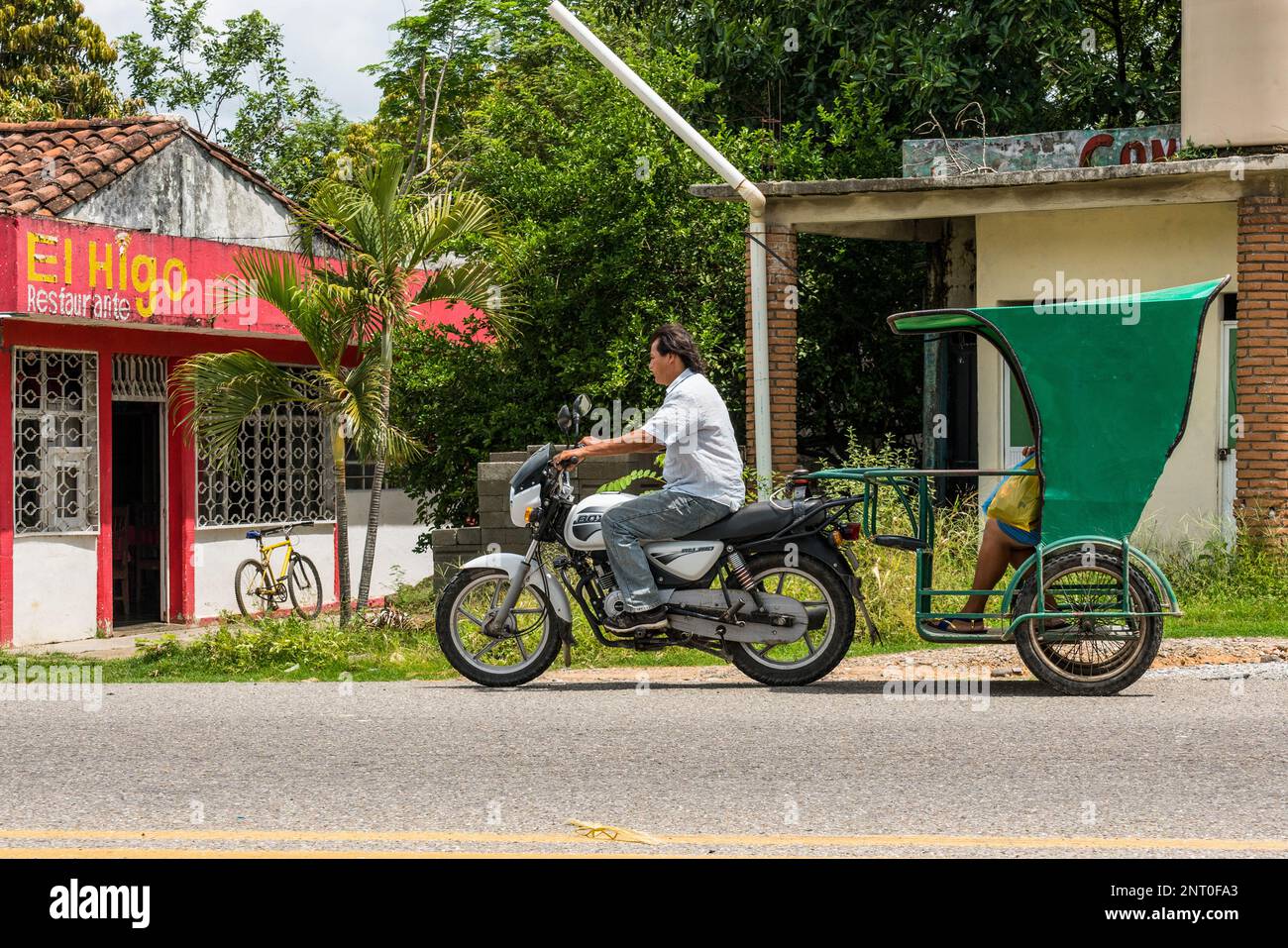 Motorrad-Rikscha-Taxis sind preiswerte öffentliche Verkehrsmittel in der Stadt Santiago Zanatepec im Isthmus von Tehuantepec im Süden von Oaxaca, Mex Stockfoto