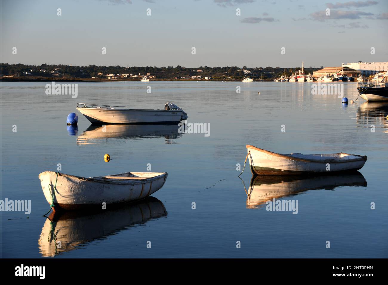 Drei kleine Boote am Strand bei Sonnenuntergang Stockfoto