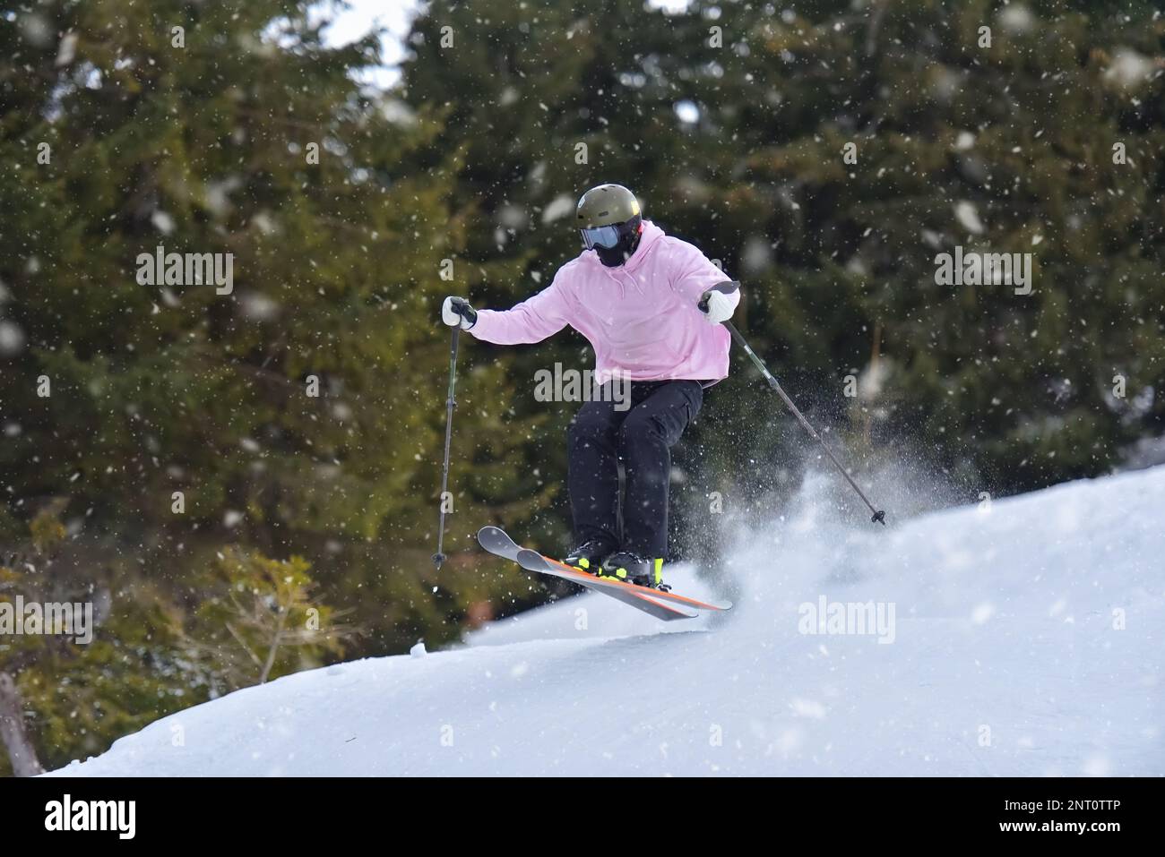 Extreme Wintersportarten: Skifahrer nehmen die Schwerkraft mit Freestyle-Skills auf. Der Skifahrer kann mit Leichtigkeit einen perfekten Sprung ausführen Stockfoto